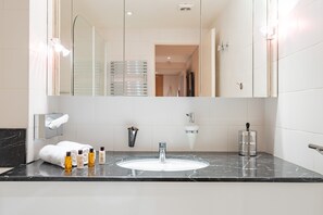 Hair dryer, towels - Eiffel Skies, by Veeve (Paris)