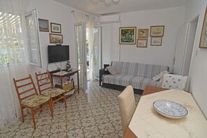 TV, fireplace - House VERONIKA,sea views, charming terrace,tranquility and natural beauty. (Drvenik Veliki)