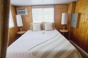 1 bedroom - Unique Lakefront House Boat at Long Cove Resort (Charlotte)