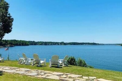 Unique Lakefront House Boat at Long Cove Resort