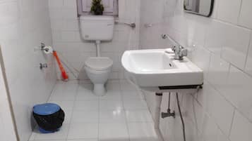 Deluxe Room | Bathroom