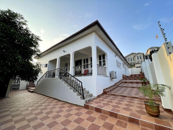 Exterior - Captivating 4-bed House in Accra (Mallam)