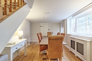 Premium bedding, individually decorated, individually furnished, desk - Noble Goose Rooms (Colchester)