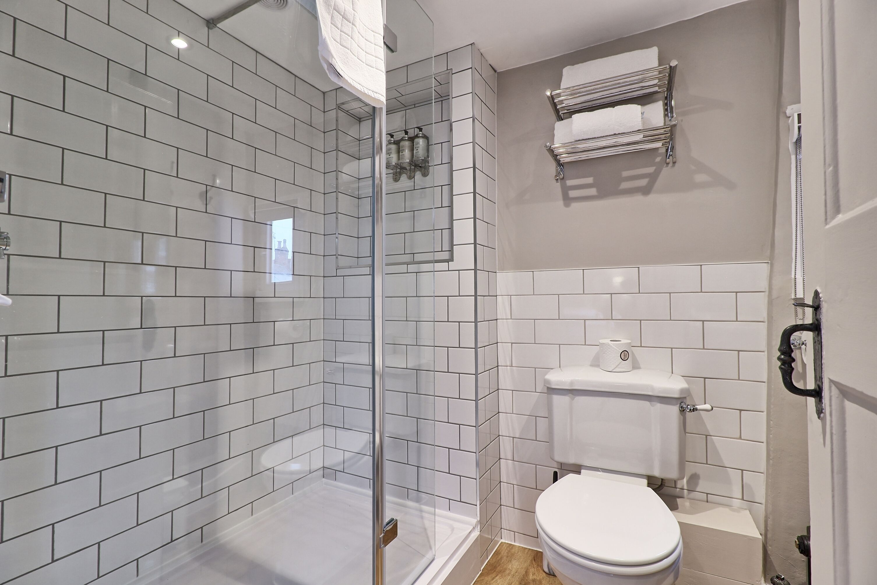 Deluxe Room, 1 King Bed | Bathroom | Shower, rainfall showerhead, free toiletries, hair dryer