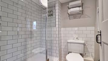 Deluxe Room, 1 King Bed | Bathroom | Shower, rainfall showerhead, free toiletries, hair dryer