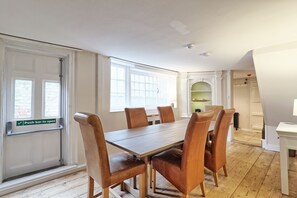 Premium bedding, individually decorated, individually furnished, desk - Noble Goose Rooms (Colchester)