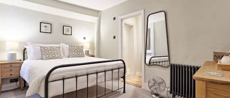 Habitación superior, 1 cama King size | Ropa de cama de alta calidad y decoración personalizada