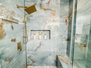 Een douche, een haardroger, handdoeken, zeep