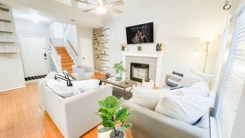 Tv, böcker och kontor