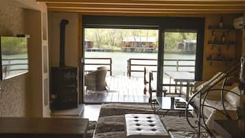 32-inch flat-screen TV with cable channels, fireplace