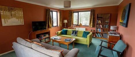 TV, bøker, stereoanlegg og kontorer