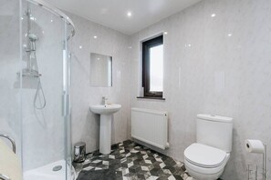 Douche, séchoir à cheveux, serviettes fournies, shampooing