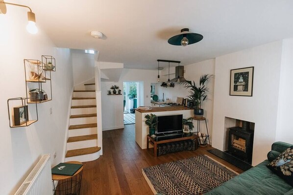 Een televisie en een open haard