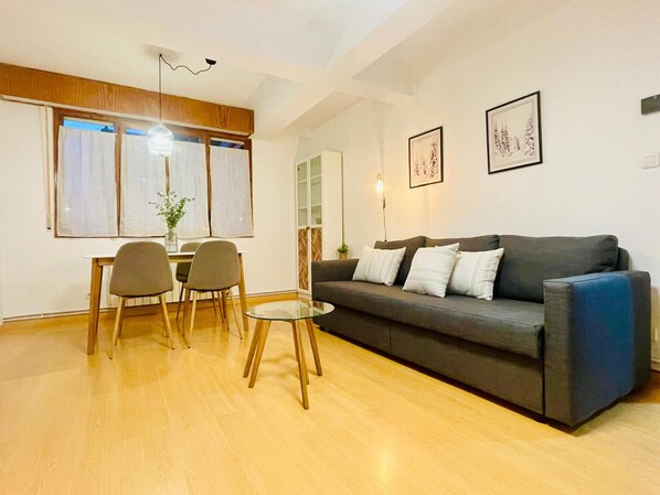 TV - Cozy 2BR Apartment with Pool in Jaca – Sleeps 6, 2 Bathrooms (Jaca)