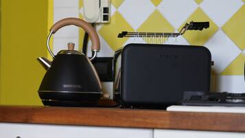 Réfrigérateur, four, plaque de cuisson, bouilloire électrique