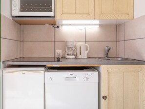 Fridge, dishwasher, coffee/tea maker