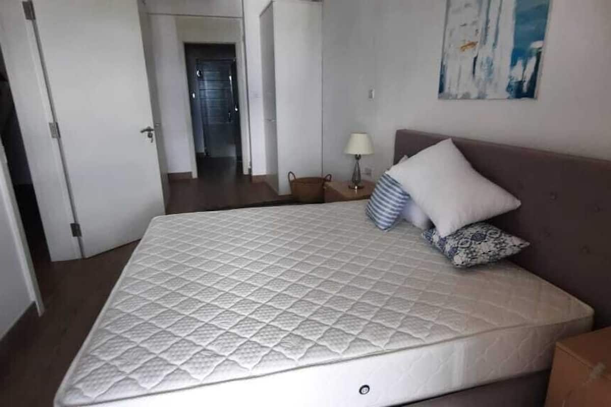 1 dormitorio, escritorio, espacio para trabajar con un portátil