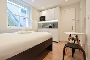 Lower Ground Floor Studio Apartment | Hypo-allergenic bedding, iron/ironing board, free WiFi - StayPrime Fitzrovia Serviced Apartments (London)