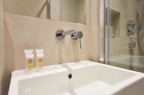 One-Bedroom Apartment | Salle de bain | Douche, sèche-cheveux, chauffage par le sol (salle de bains)