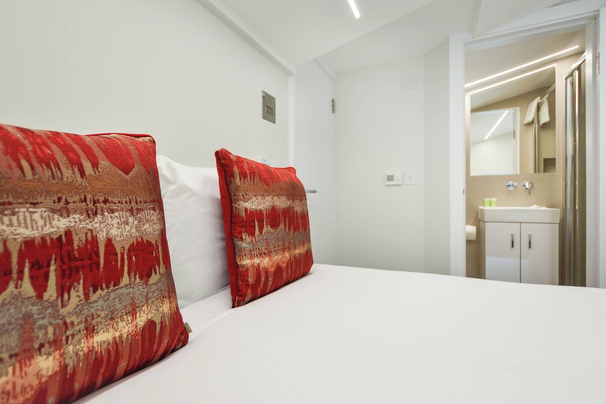 Small Top Floor One-Bedroom Apartment | 防敏寢具、熨斗/熨衫板、免費 Wi-Fi