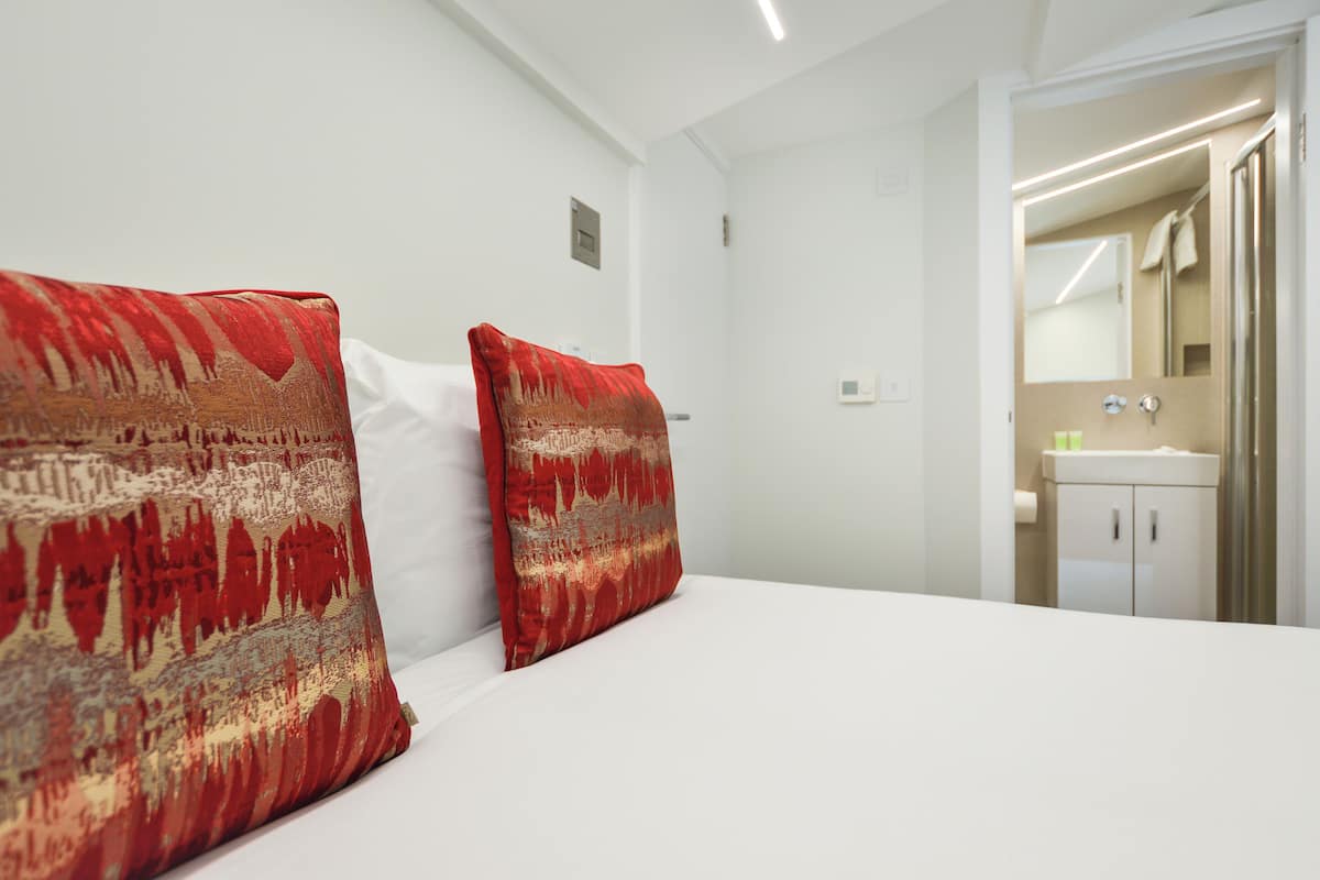 Small Top Floor One-Bedroom Apartment | 1 bedroom, hypo-allergenic bedding, iron/ironing board, free WiFi