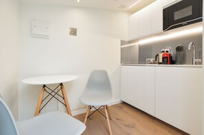 Small Top Floor One-Bedroom Apartment | Private kitchen | Mini-fridge, microwave, stovetop, espresso maker - StayPrime Fitzrovia Serviced Apartments (London)