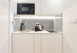 Lower Ground Floor Economy Studio | Private kitchen | Mini-fridge, microwave, stovetop, espresso maker - StayPrime Fitzrovia Serviced Apartments (London)