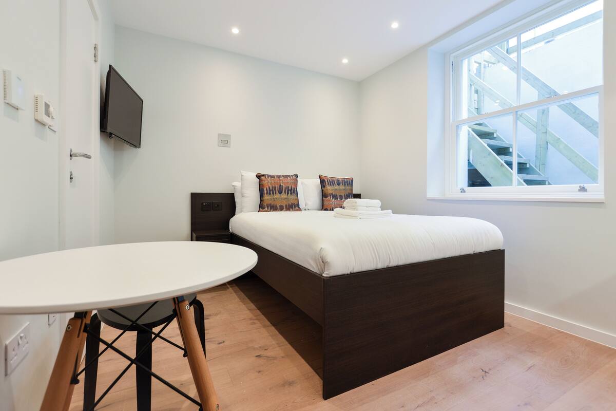 Lower Ground Floor Studio Apartment | 防敏寢具、熨斗/熨衫板、免費 Wi-Fi