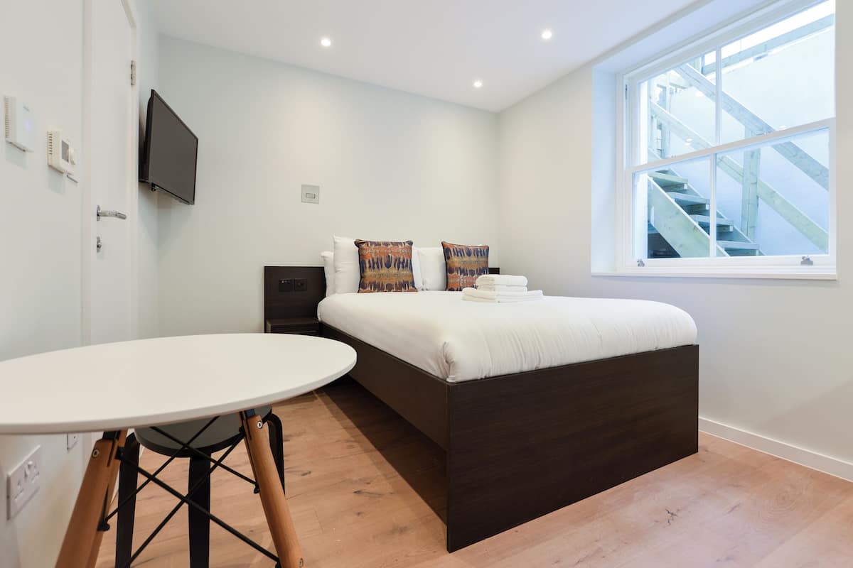 Lower Ground Floor Studio Apartment | 1 bedroom, hypo-allergenic bedding, iron/ironing board, free WiFi