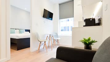 One-Bedroom Apartment | Vardagsrum | Platt-tv och golvvärme