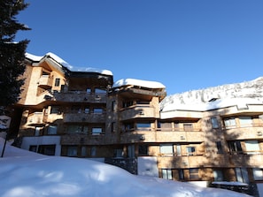 Un hôtel à plusieurs étages doté d’une architecture originale, avec des balcons et de grandes fenêtres.