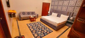 Deluxe Double Room | Desk, soundproofing, iron/ironing board, free WiFi - Madcrew Lodge (Islamabad)