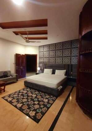 Deluxe Double Room | Desk, soundproofing, iron/ironing board, free WiFi - Madcrew Lodge (Islamabad)