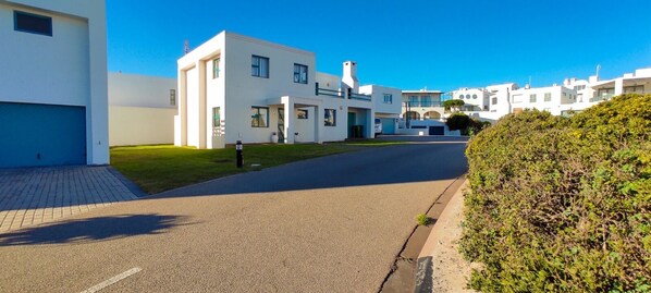 Exterior - Cozy self-catering accommodation in Paradise Beach, access to a private beach. (Langebaan)