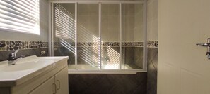 Sèche-cheveux, serviettes fournies, savon, shampoing