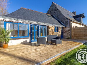 Terrace/patio - Charming Country Cottage with Terrace, Wood Stove, and Nearby Outdoor Activities (Ombrée d'Anjou)