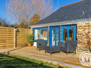 Terrace/patio - Charming Country Cottage with Terrace, Wood Stove, and Nearby Outdoor Activities (Ombrée d'Anjou)