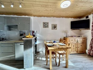 Geladeira, micro-ondas, cooktop, lava-louças