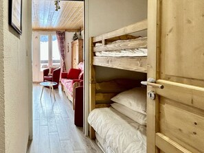Room - Renovated studio, sleeps 4, near slopes and shops (La Salle-les-Alpes)