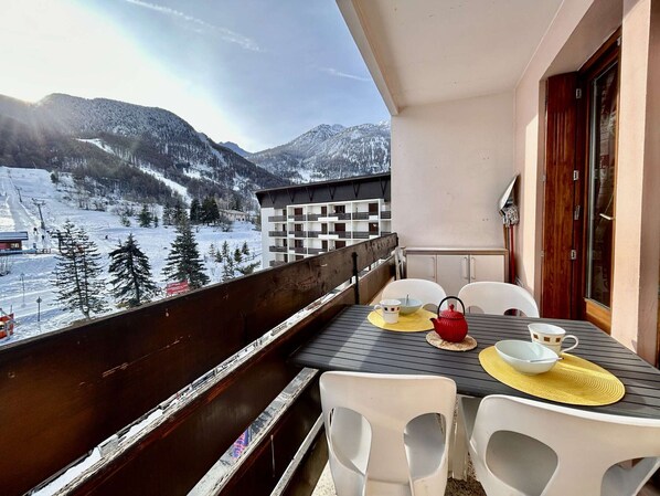 Outdoor dining - Renovated studio, sleeps 4, near slopes and shops (La Salle-les-Alpes)