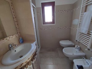 Douche, sèche-cheveux, bidet, serviettes fournies