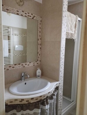 Douche, sèche-cheveux, bidet, serviettes fournies