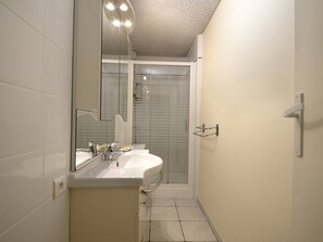 Bathroom - Charming 2BR Apt in Arcachon's Historic Winter Town, Close to Beach & City Center (Arcachon)