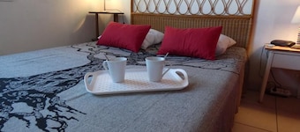 Bright Seaside House with Garden - Close to Beach - Pet-Friendly, Free Bikes, Sleeps 4