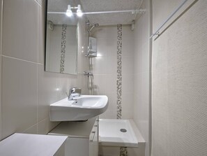Bathroom - Cozy 1-Bedroom Apartment in Arcachon: Terrace, Parking, Near Beach & City Center! (Arcachon)