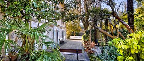 المنطقة المحيطة بالمنشأة