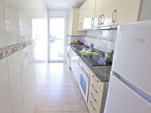 Fridge, microwave, oven, coffee/tea maker - Family apartments 50m from the beach with pool and WiFi, Blanes (Blanes)