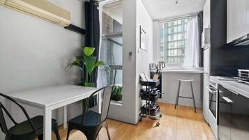 Réfrigérateur, micro-ondes, four, plaque de cuisson