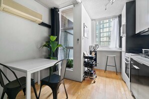 Fridge, microwave, oven, stovetop - Surry Hills Studio With Pool (Surry Hills)