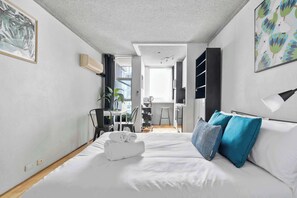 1 bedroom, desk, WiFi, bed sheets - Surry Hills Studio With Pool (Surry Hills)